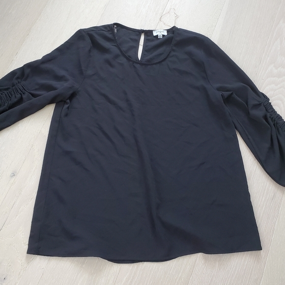 Umgee Keyhole Top with rouched 3/4 sleeves - Picture 2 of 8